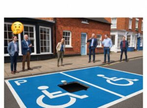 La solución más británica: Pintan plaza de minusválidos alrededor de un coche mal aparcado