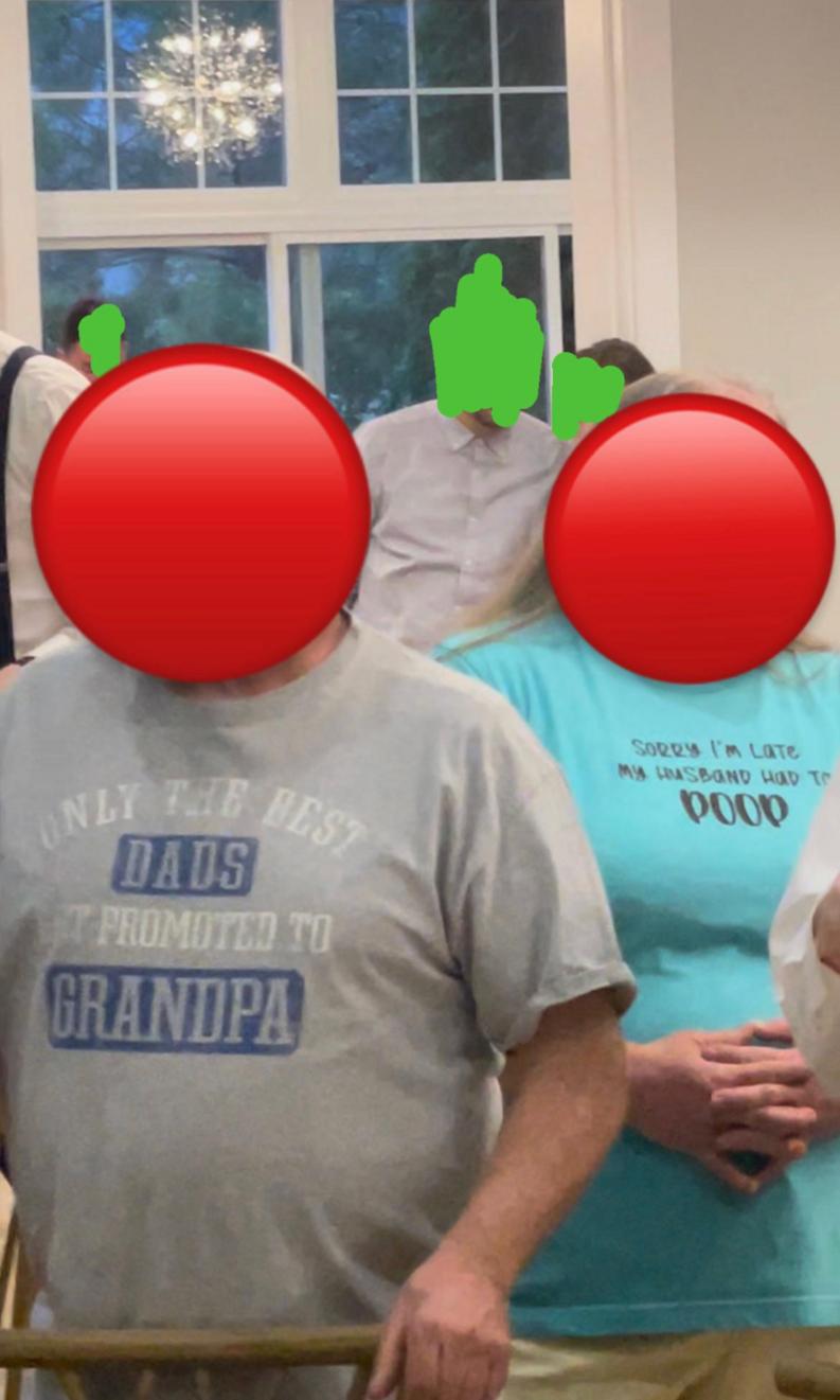 Invitados con camisetas informales sobre hacer caca