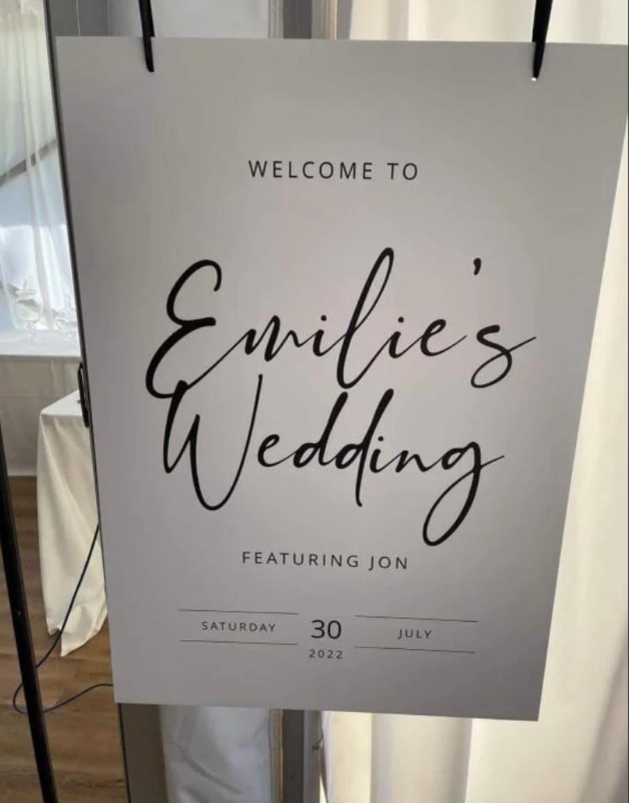 Cartel de bienvenida de boda menospreciando al novio