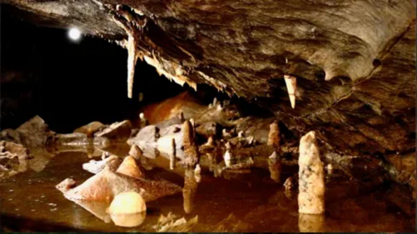 Interior de la cueva prehistórica de Somerset