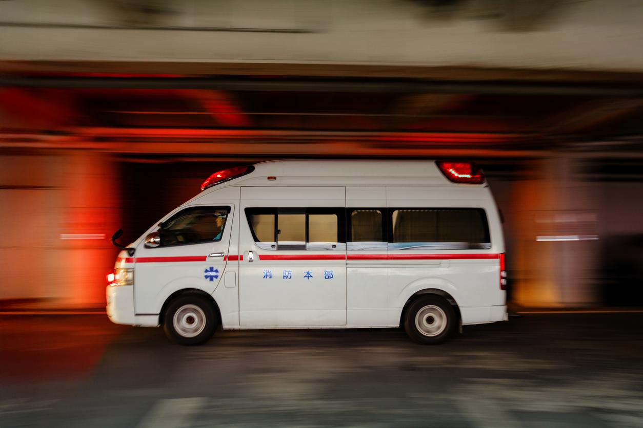 Ambulancia con luces de emergencia