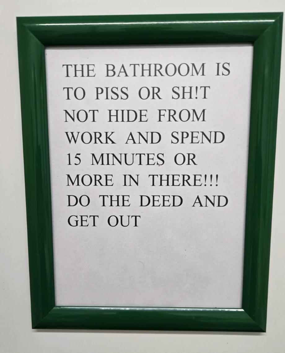 No esconderse en el baño