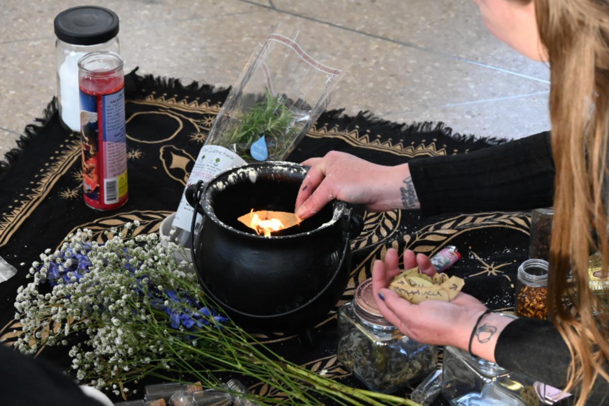 Mujer quemando hierbas durante un ritual en Denver