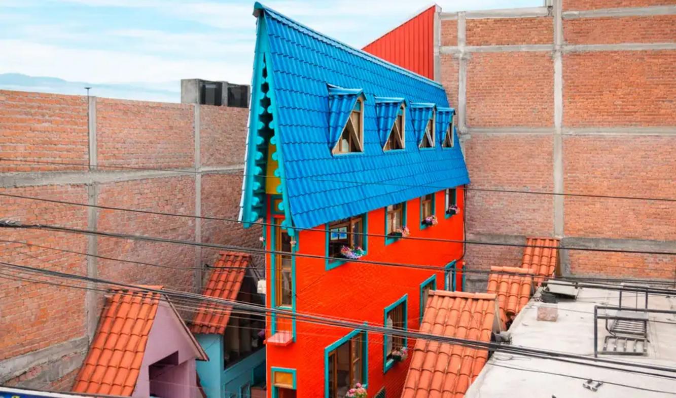 Fachada de la casa más estrecha del mundo en Perú