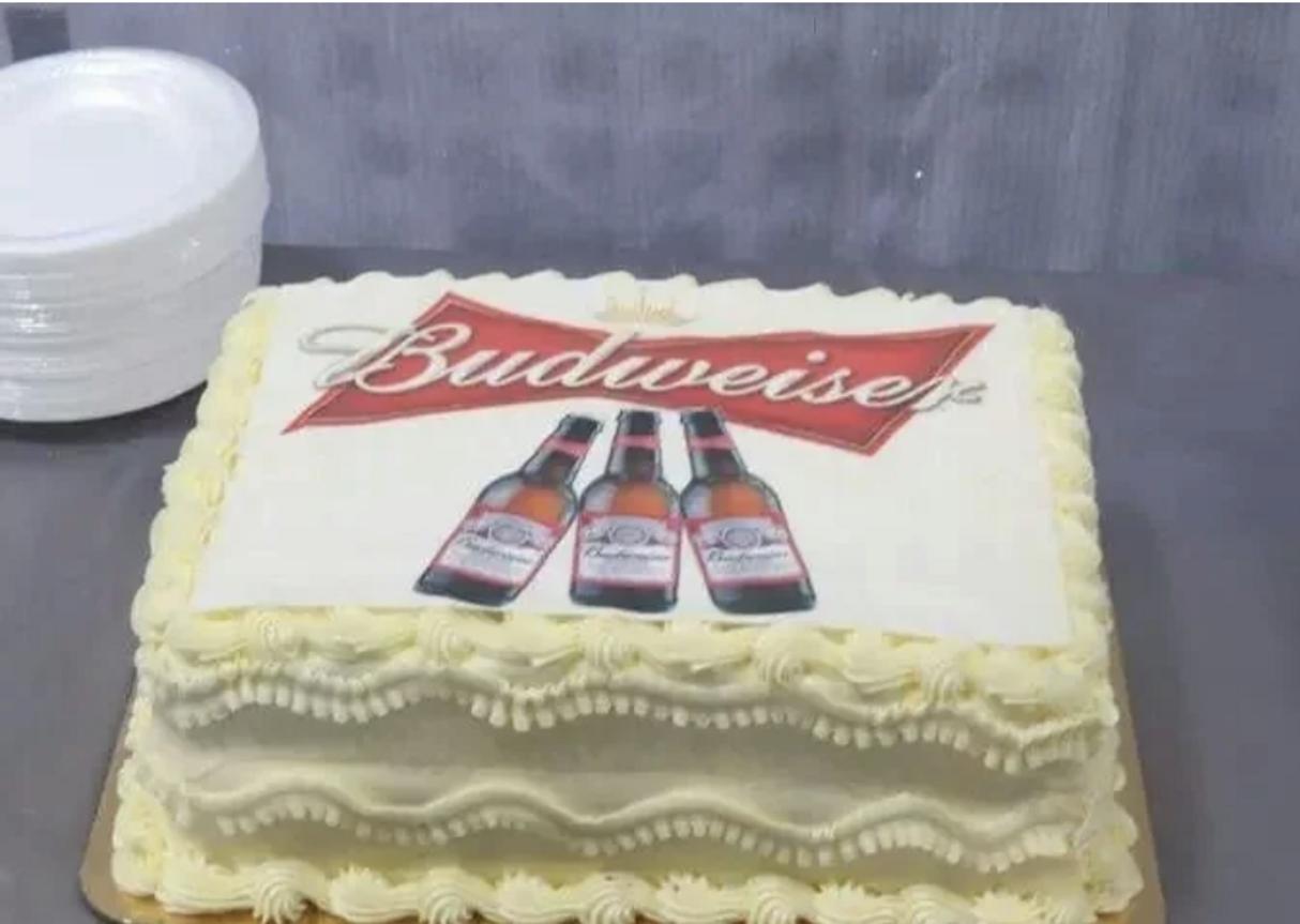 Tarta de bodas con forma de lata de cerveza Budweiser