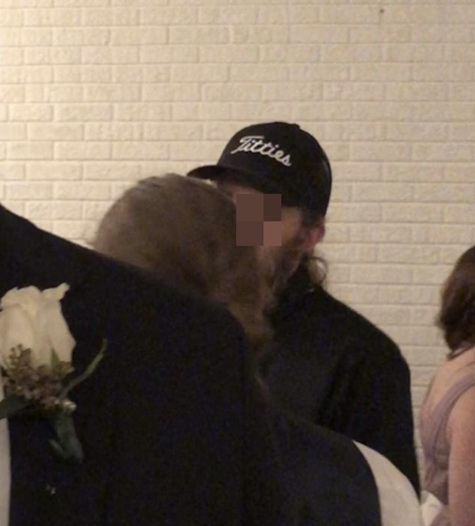 Invitado con gorra que dice Titties