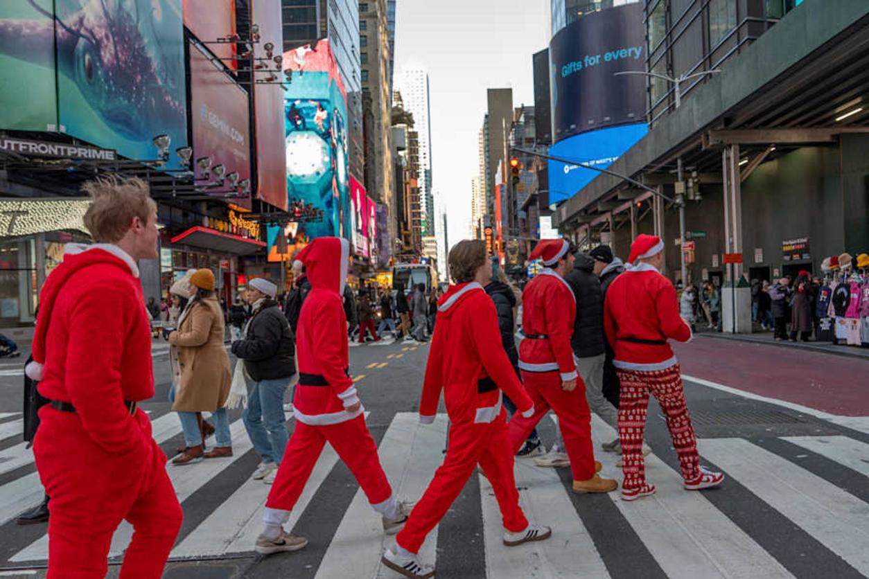 Multitud disfrazada de Papá Noel en la SantaCon de Nueva York