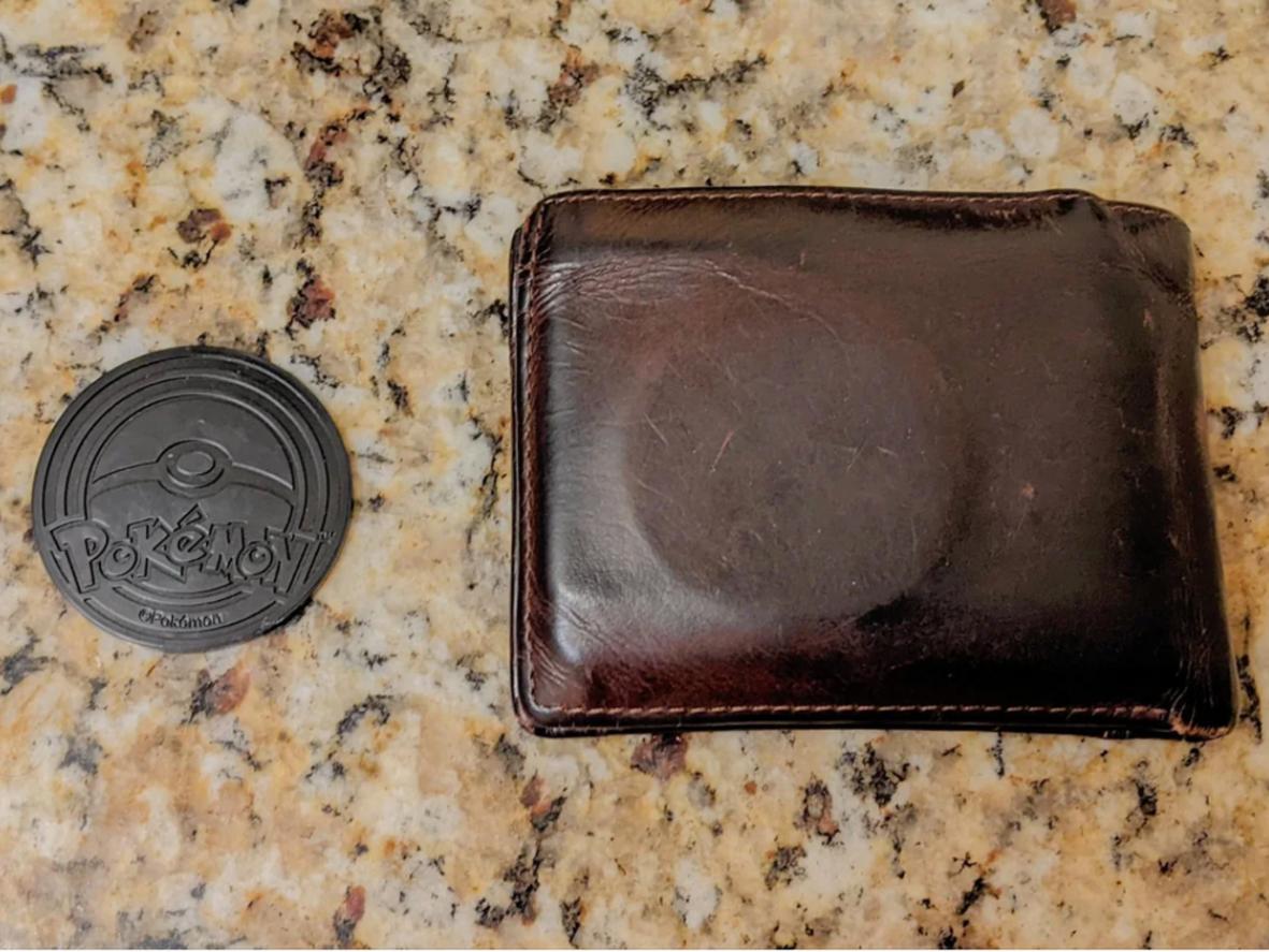 Token de Pokémon junto a cartera