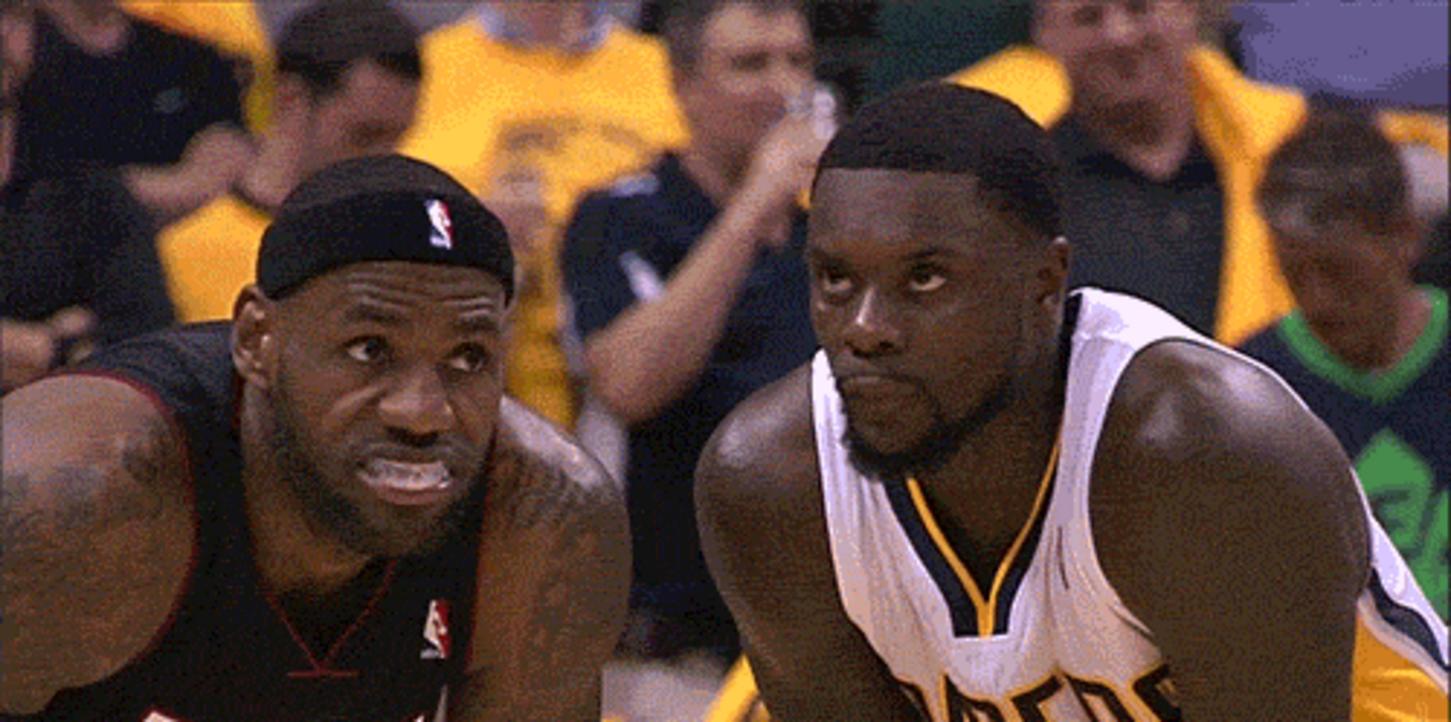 Lance Stephenson soplando a LeBron James