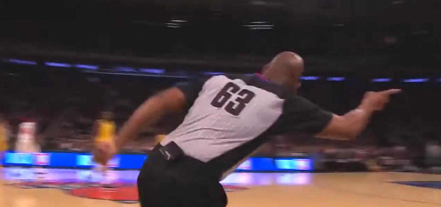 Árbitro tropezando tras pase en la NBA