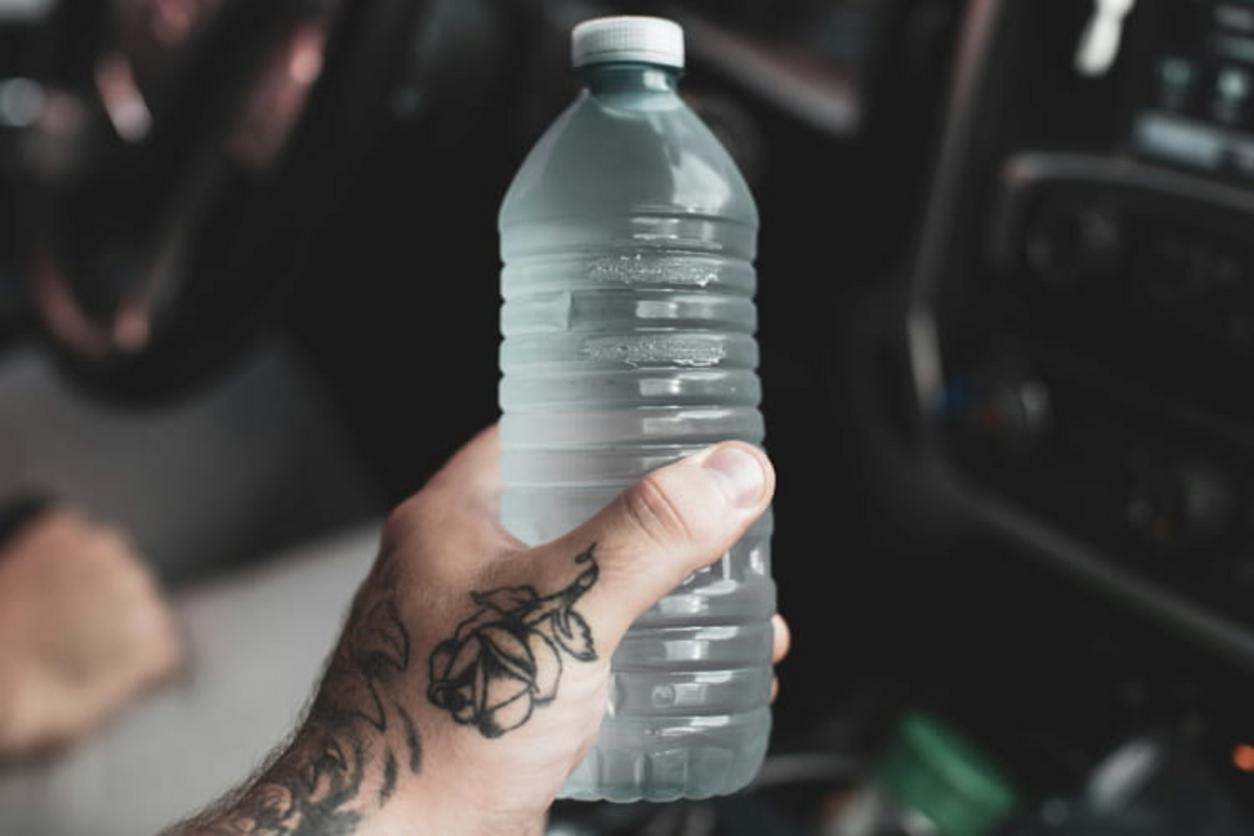 Botella de agua envenenada en el laboratorio