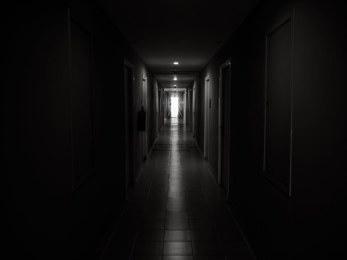Pasillo oscuro de hospital o morgue