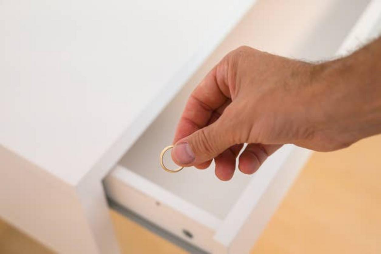 Anillo de compromiso y traición