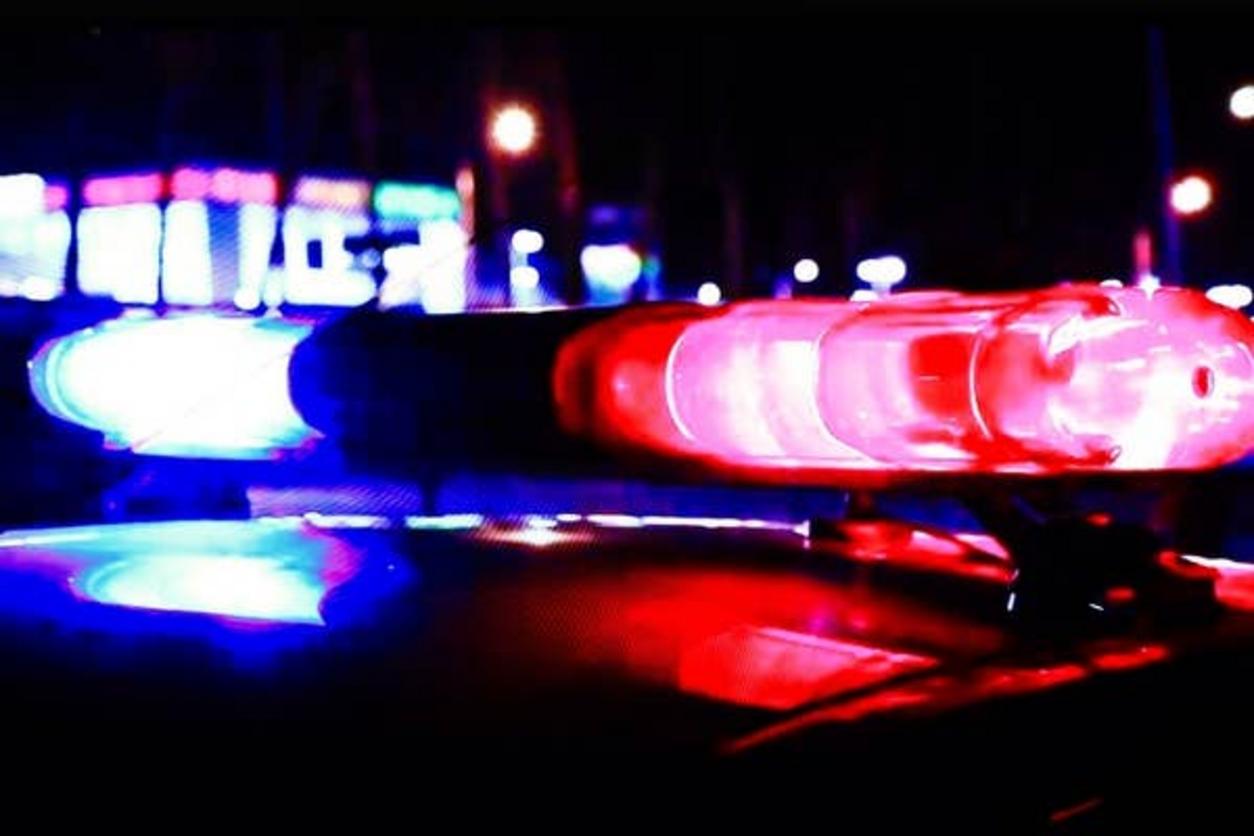 Coche de policía en la noche