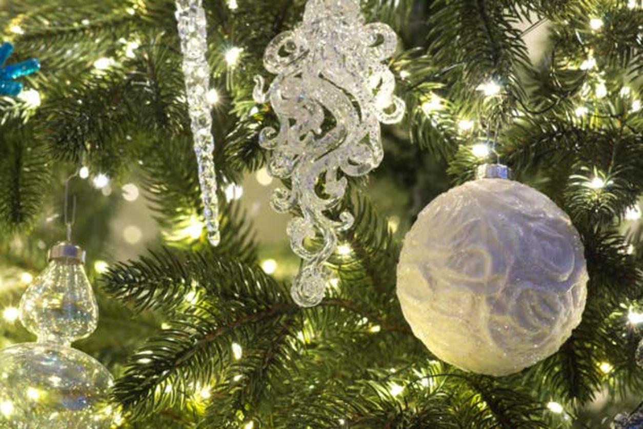 Árbol de Navidad decorado con lujos