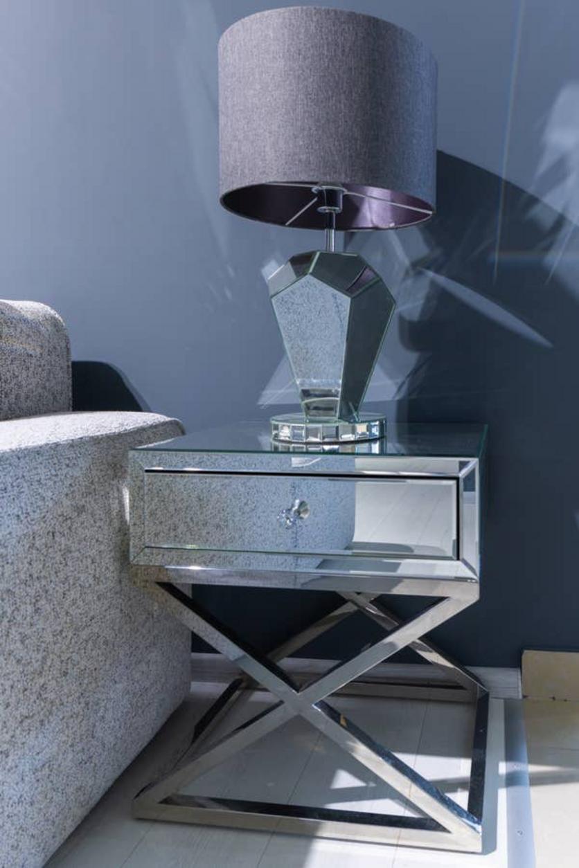 Mueble auxiliar con espejos en un salón