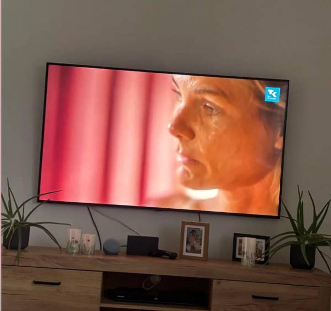 Televisor reproduciendo anuncio