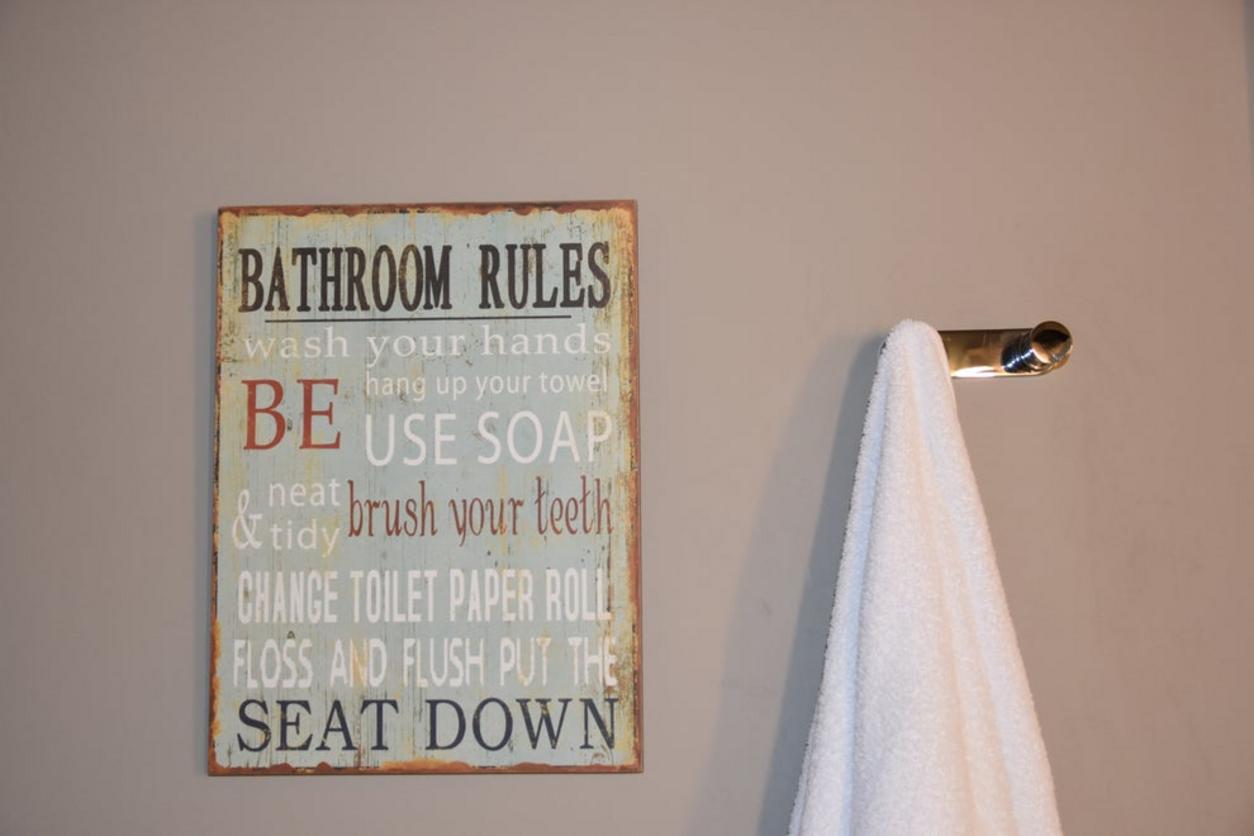 Cartel en el baño con reglas y normativas de higiene