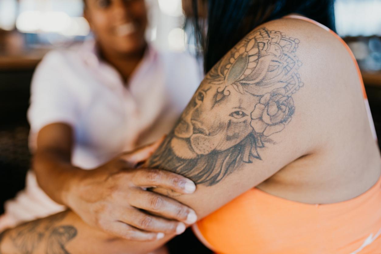 Tatuaje de un león detallado en el brazo