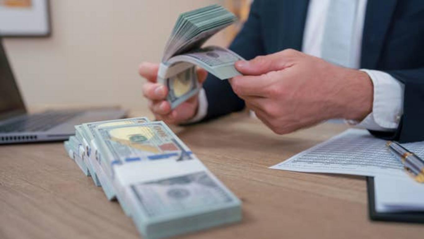 Dinero en efectivo sobre una mesa