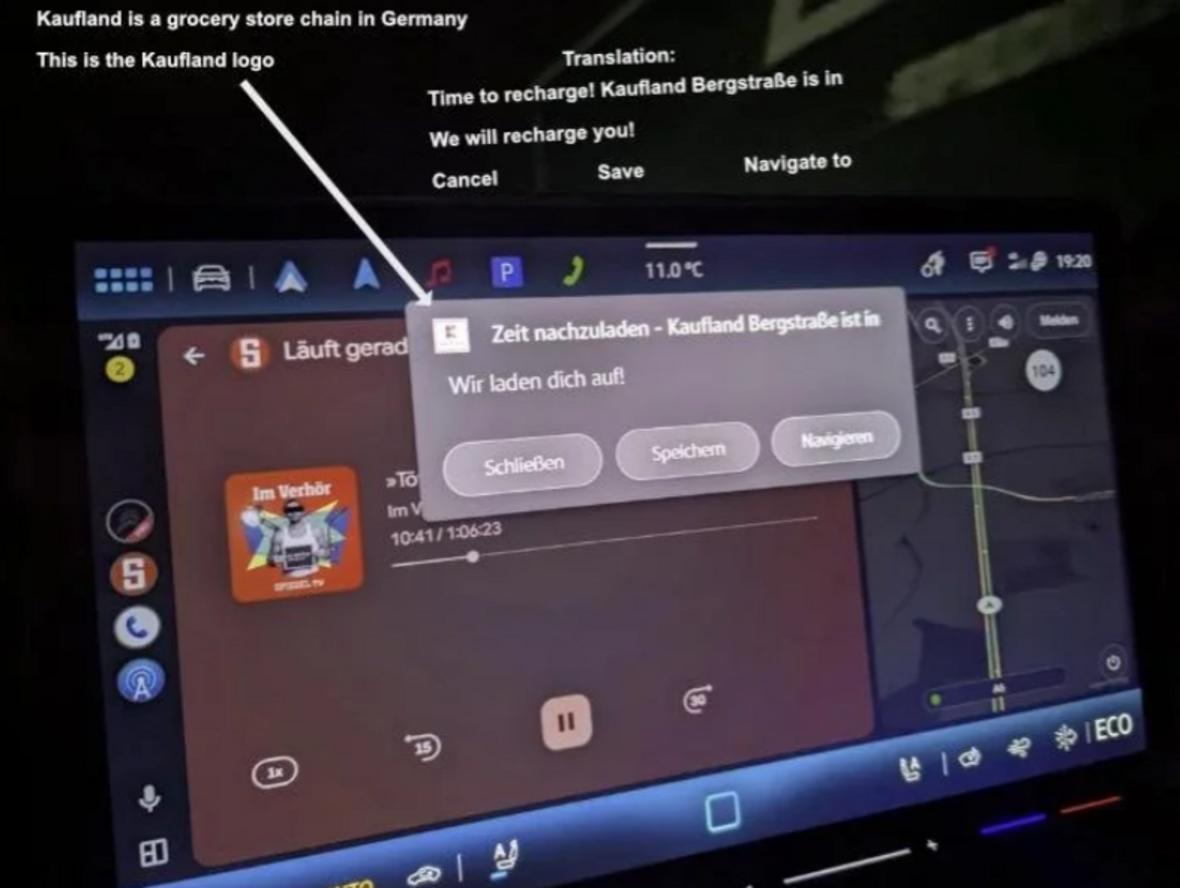 GPS de coche con anuncio sobre el mapa