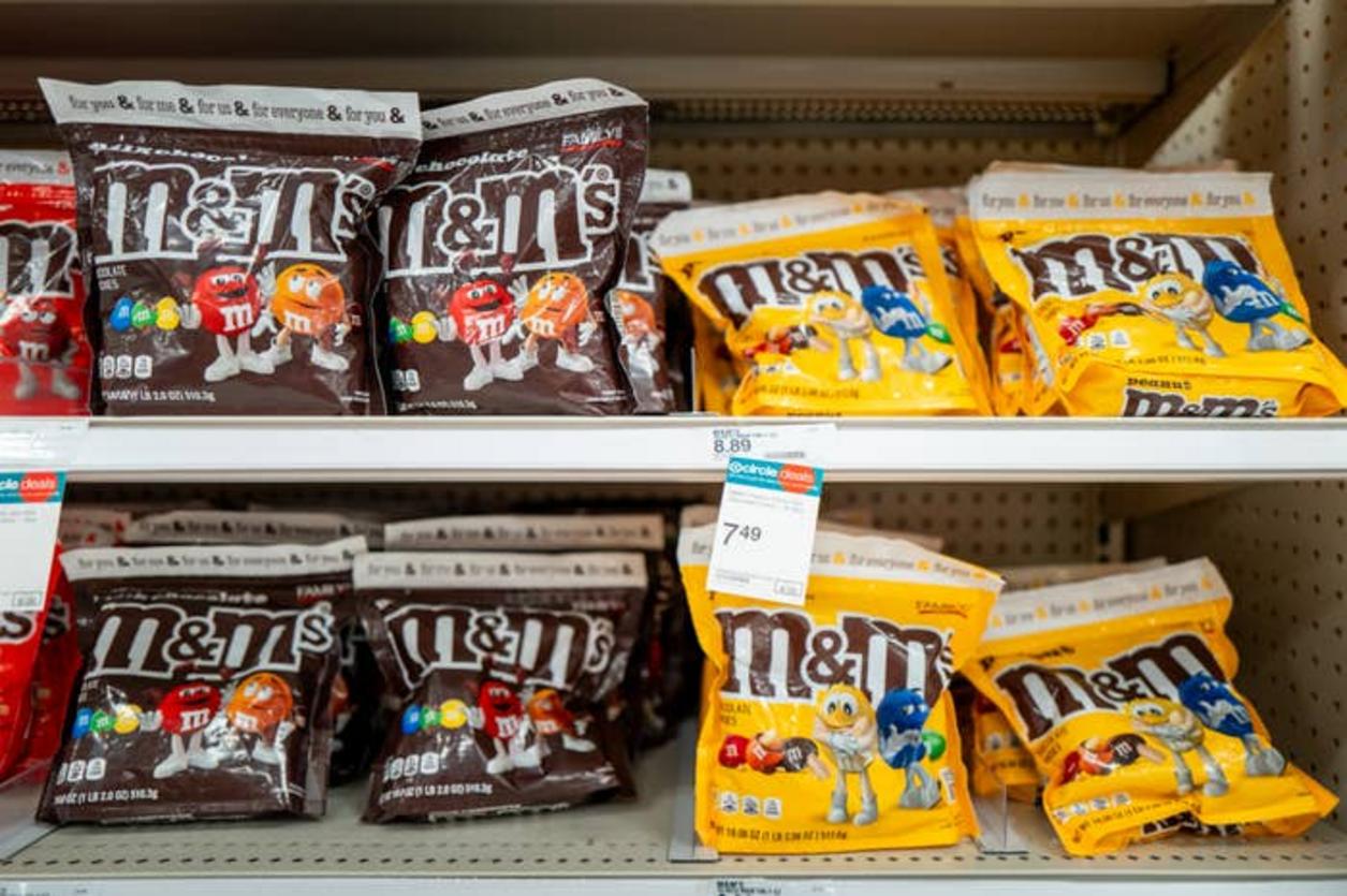 Bolsas de M&Ms en un estante