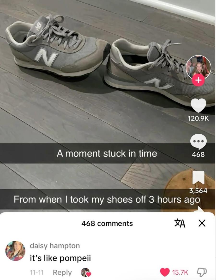 Zapatos en el suelo comparados con Pompeya