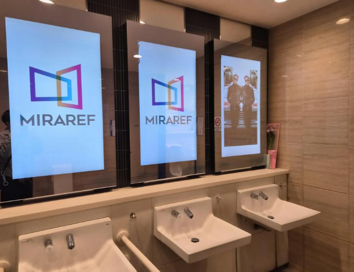 Espejo de baño con publicidad integrada
