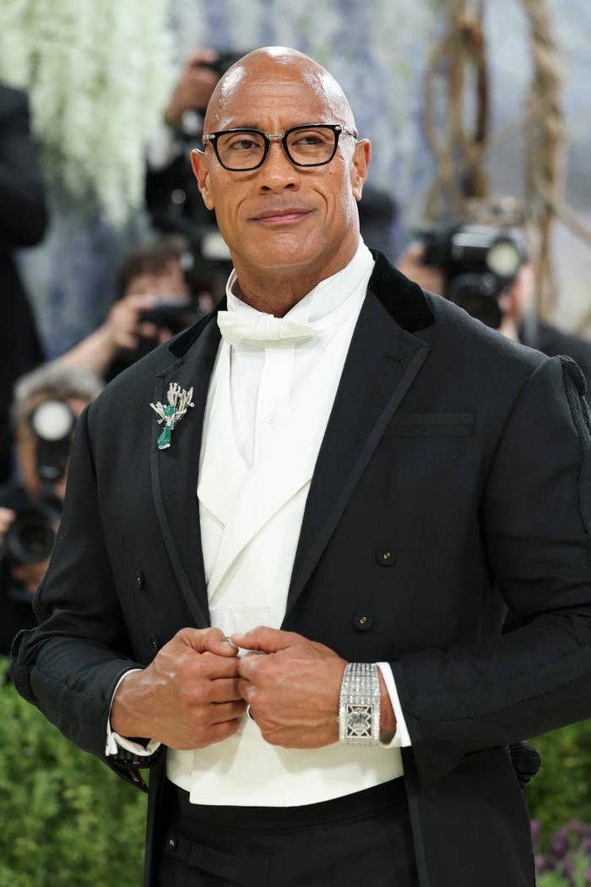 Dwayne Johnson luciendo un esmoquin con falda en la Met Gala