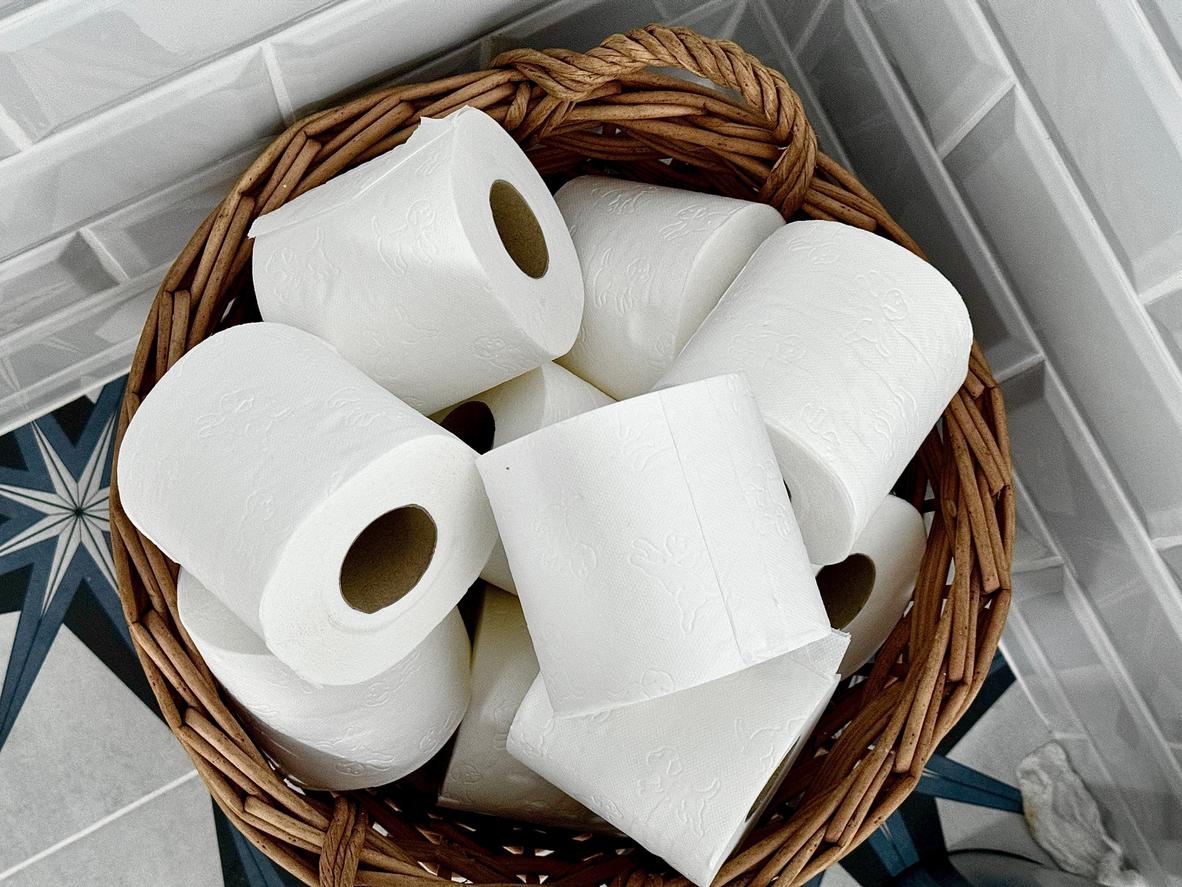 Cesta con rollos de papel higiénico