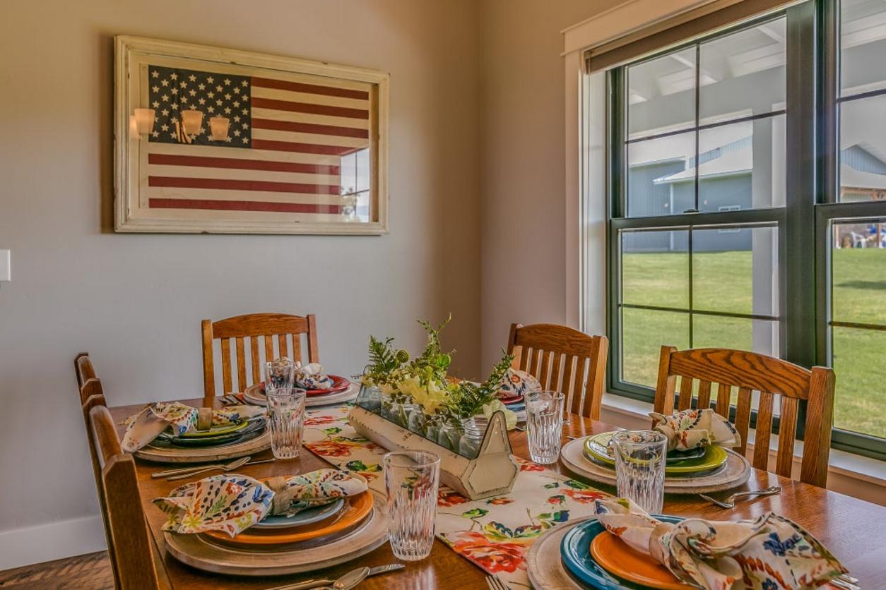 Comedor con una bandera americana enmarcada en la pared