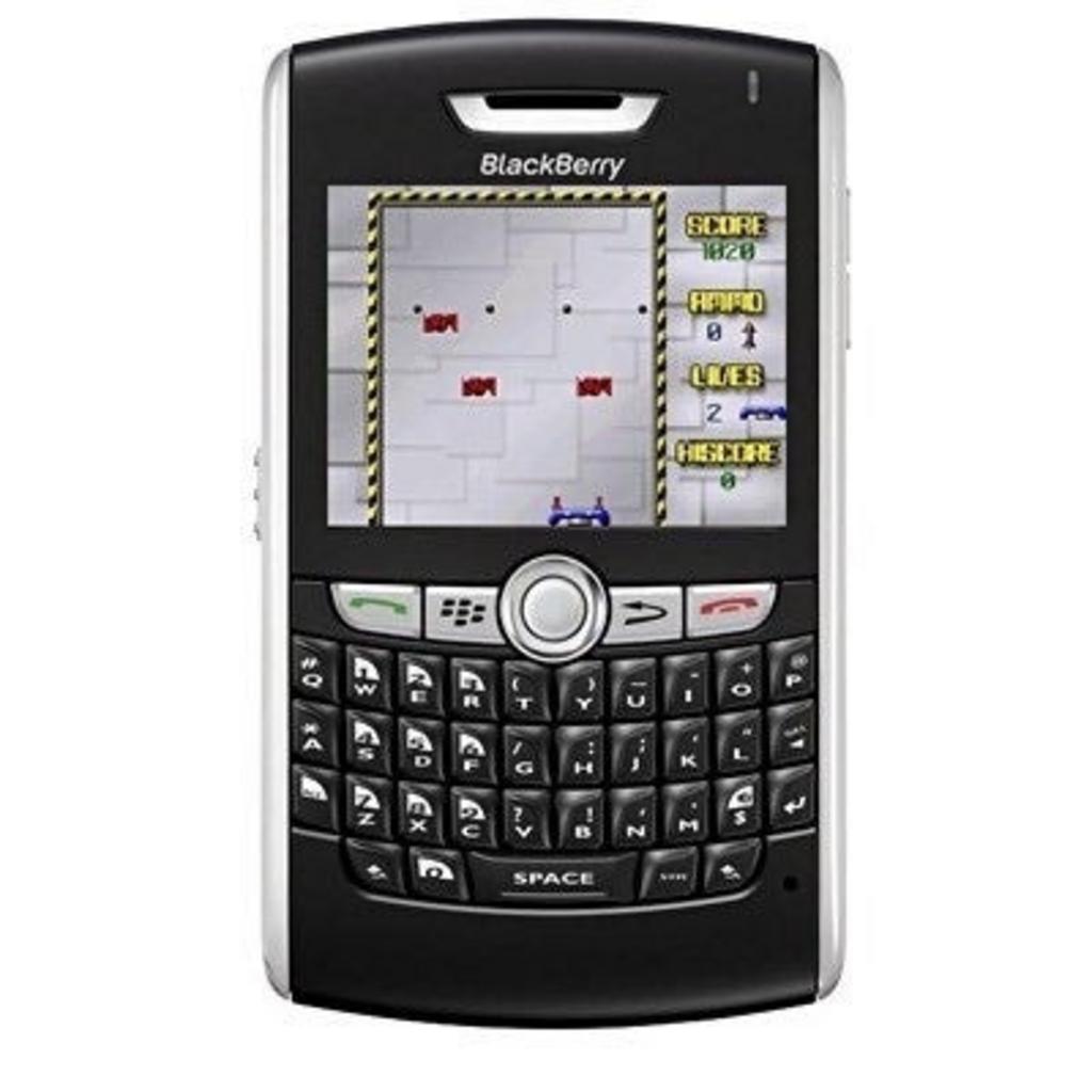 Un smartphone clásico BlackBerry mostrando un juego en su pantalla