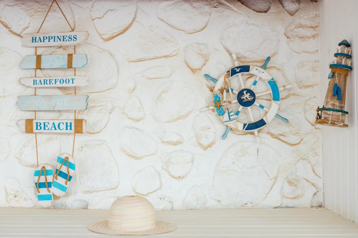 Decoración de estilo playero con salvavidas y faro