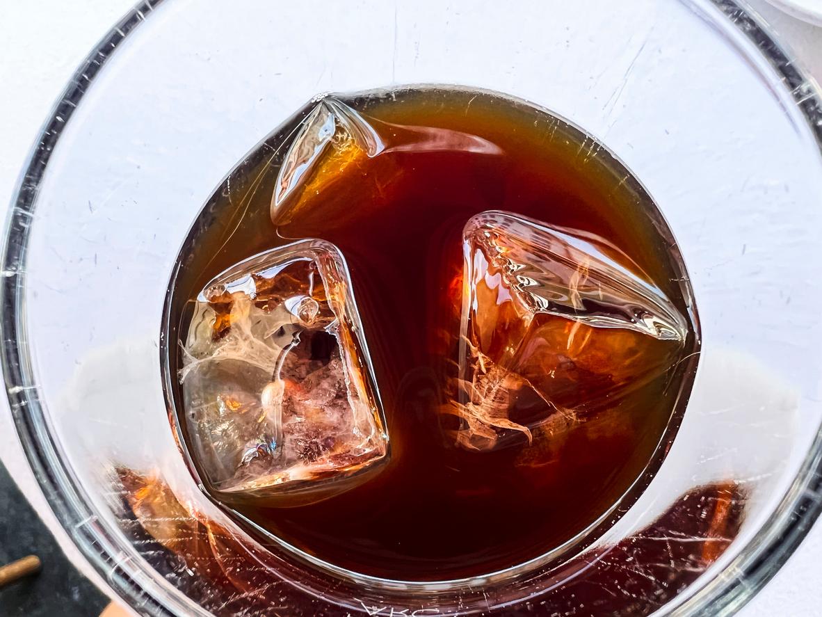 Café helado con mucho hielo