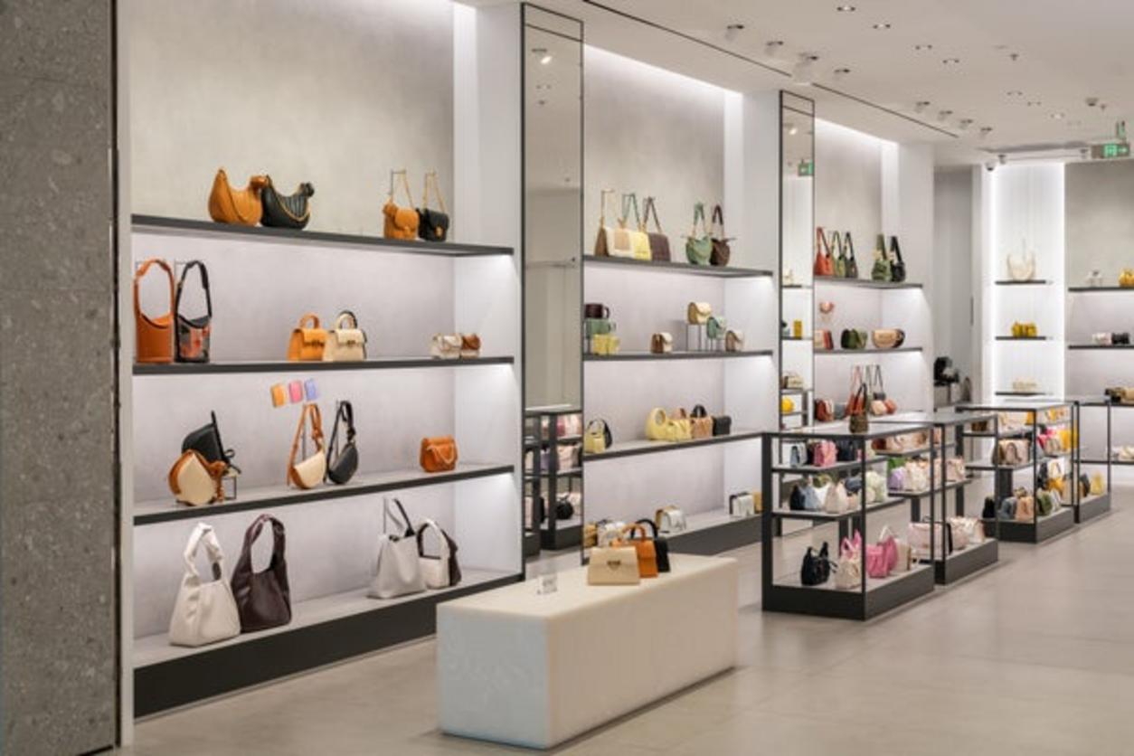 Bolso de lujo en una estantería de una boutique