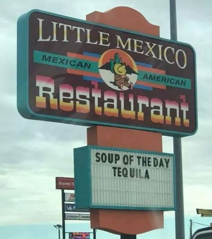 Cartel de un restaurante mexicano que anuncia tequila como sopa del día