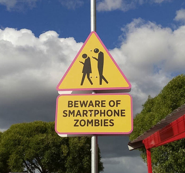Señal de tráfico parodia que advierte de zombis del móvil