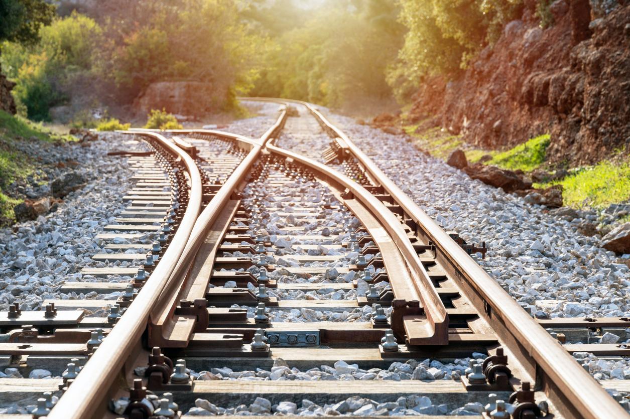 Vías de tren en un entorno rural