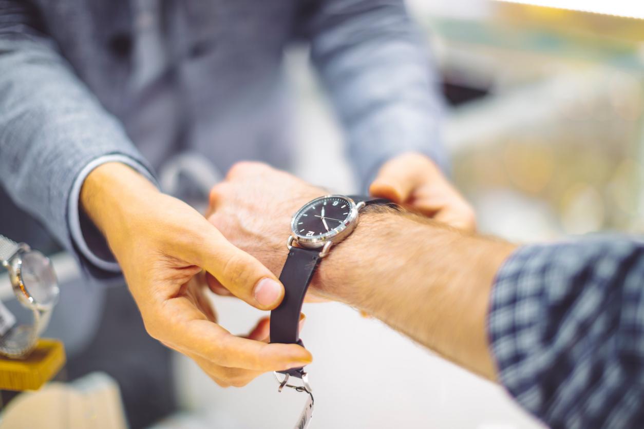 Cliente probándose un reloj de lujo
