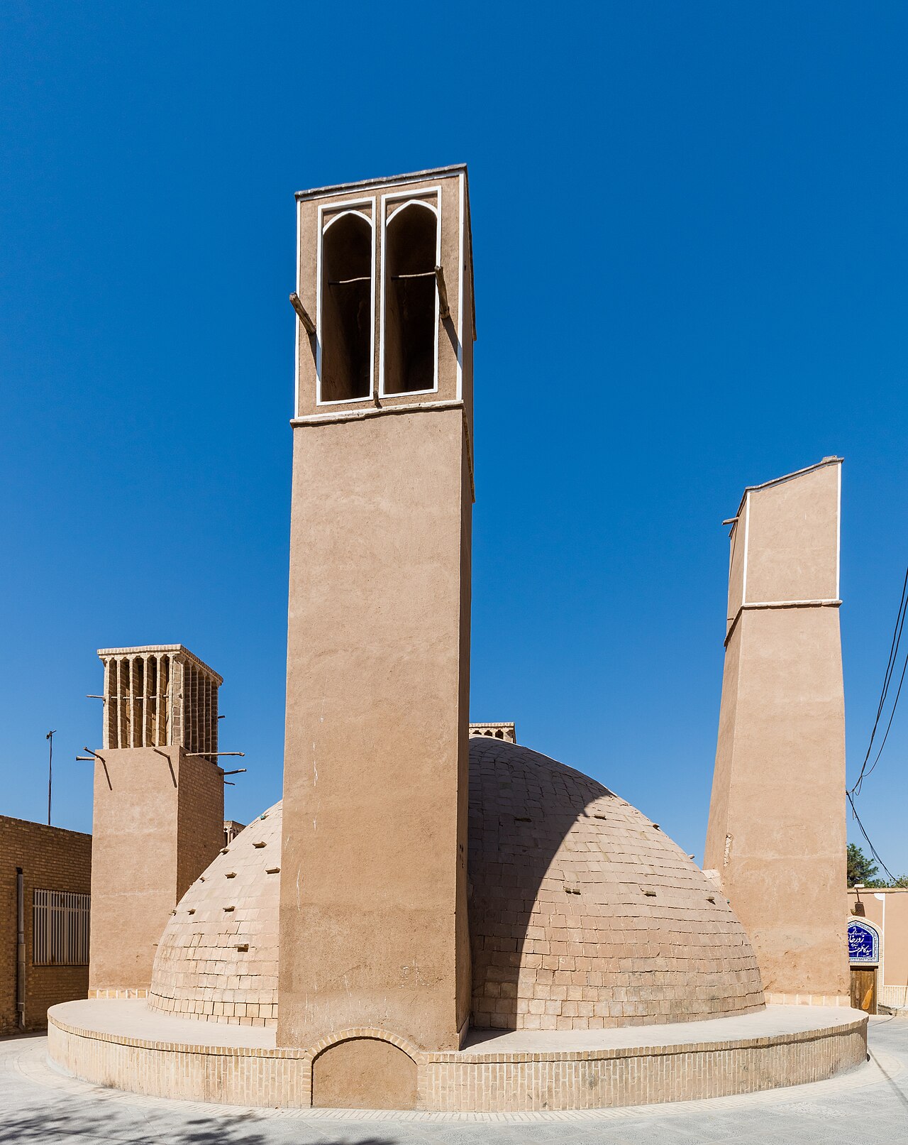 Depósito de agua en Yazd con tres captadores de viento o badgir que refrescan el interior sin gastar energía