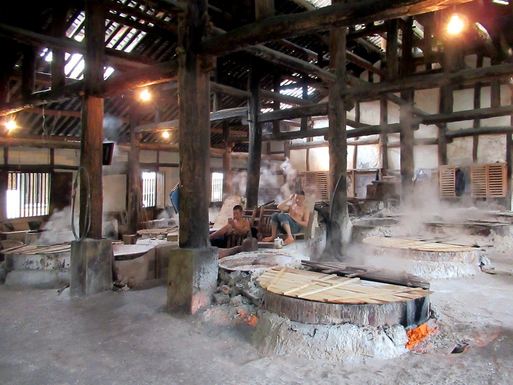 Calderos hirviendo salmuera en el pozo Shenhai de Zigong para producir sal con gas natural
