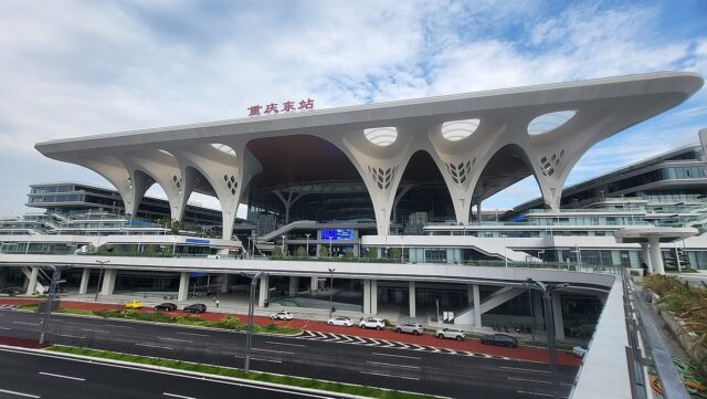 Estación de Chongqing Este, en China, con sus columnas blancas ramificadas que sostienen la enorme cubierta de la terminal