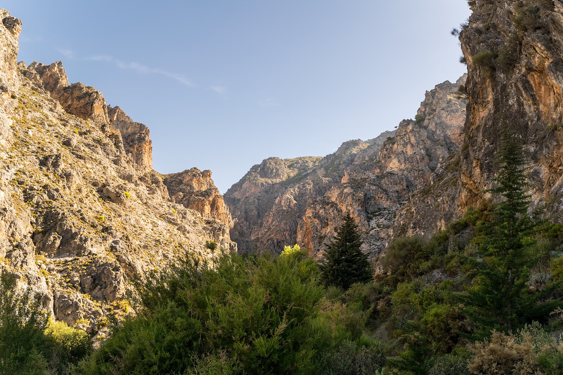 Barranco rocoso del río Dúrcal, con paredes de piedra clara y matorral mediterráneo en el fondo del cauce