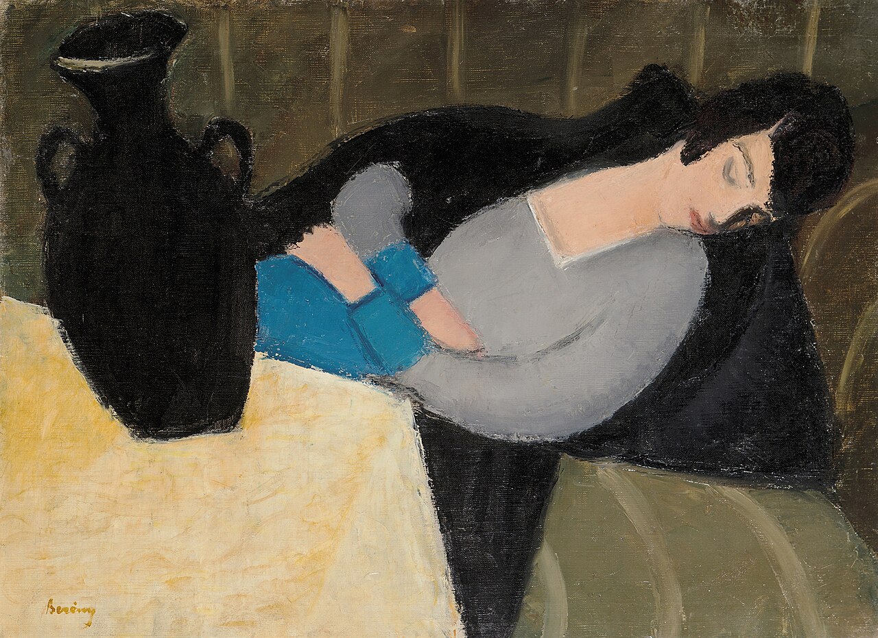 Óleo de una mujer de pelo oscuro dormida con la cabeza apoyada, tras una mesa con mantel amarillo y un jarrón negro de dos asas