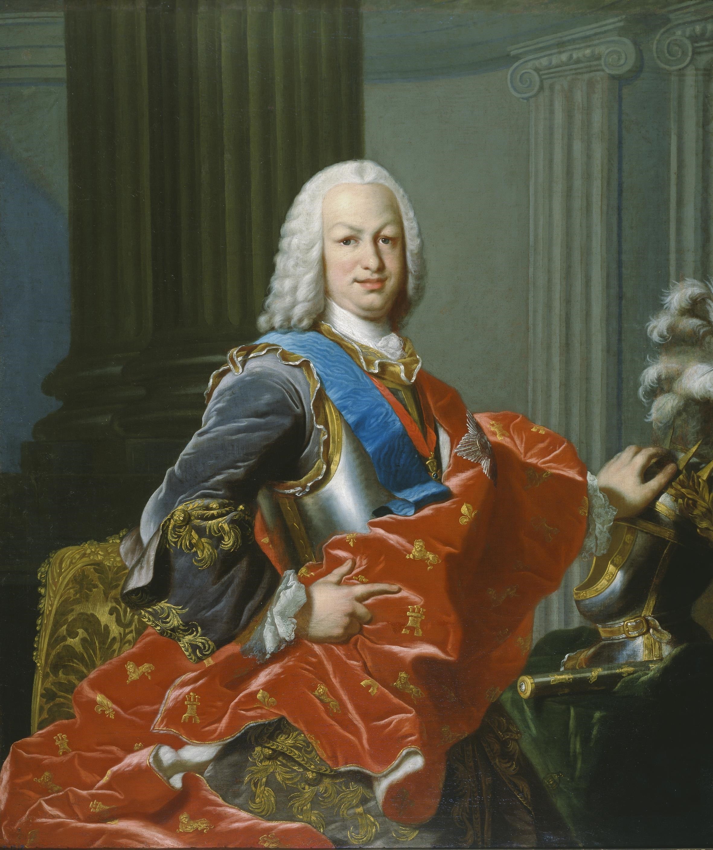Retrato al óleo de Fernando VI con peluca blanca, coraza, banda azul y manto rojo bordado con castillos y leones