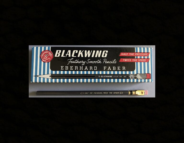 Caja gris de lápices Eberhard Faber Blackwing 602 con un lápiz gris oscuro de virola dorada y goma rosa