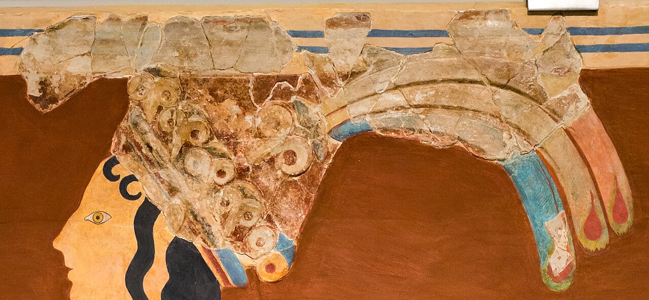 Corona de lirios y plumas de un fresco minoico en relieve, con fragmentos originales agrietados sobre fondo marrón liso