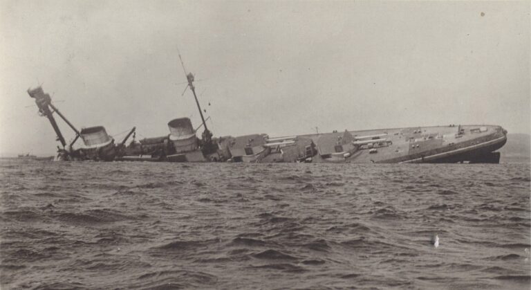 El crucero de batalla alemán SMS Derfflinger escorado y hundiéndose en Scapa Flow durante el autohundimiento de 1919