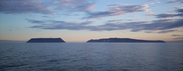 Las dos islas Diomedes en el horizonte del mar de Bering, la pequeña a la izquierda y la grande a la derecha