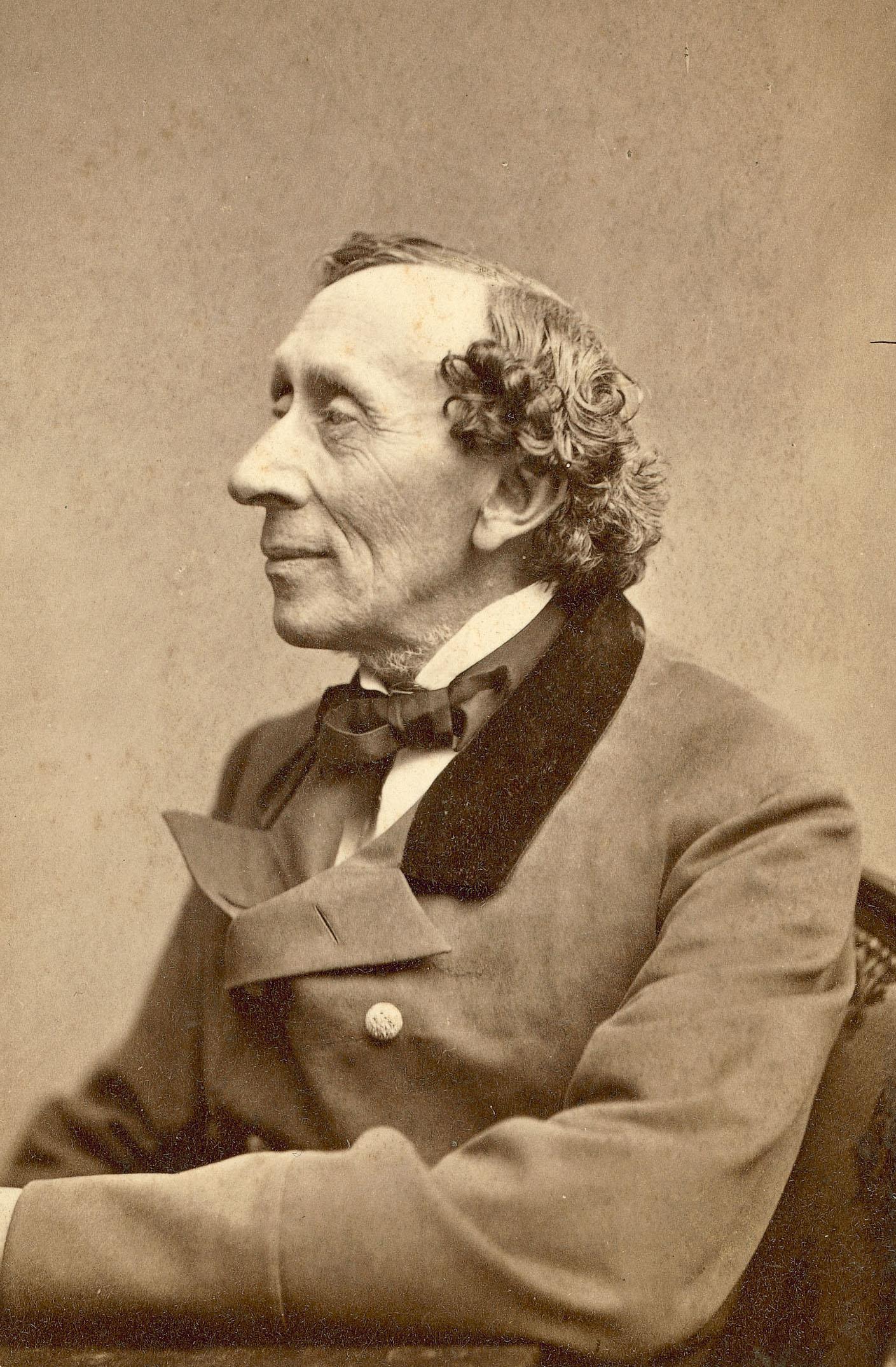 Retrato sepia de Hans Christian Andersen sentado de perfil, con abrigo oscuro de cuello de terciopelo y pajarita